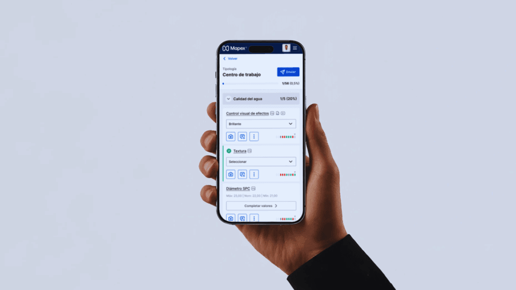 Mockup de MapexWeb en smartphone con el módulo de calidad industrial digital para ejecución de controles y checklists
