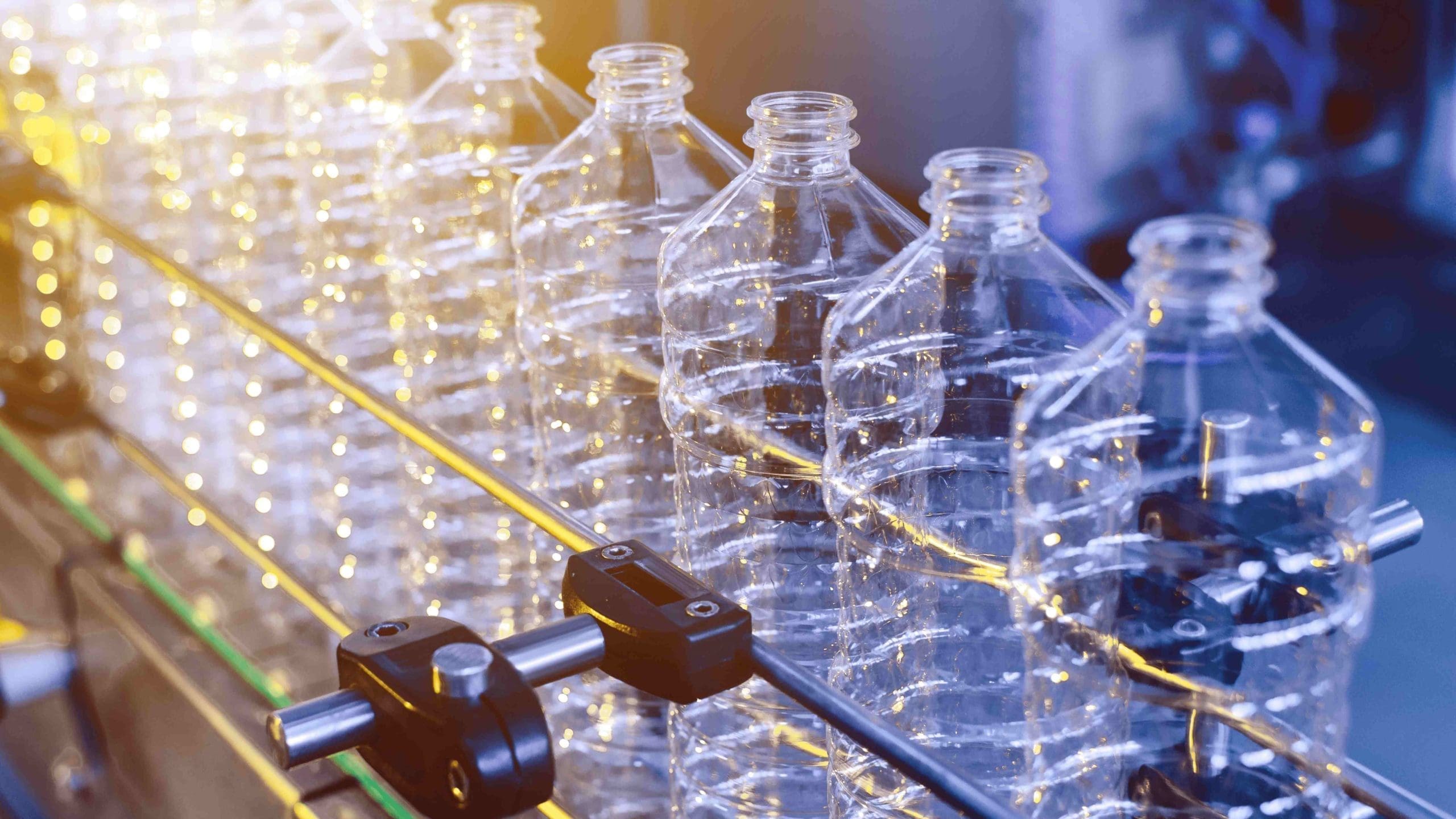 Ejemplo de línea multimáquina de producción continua para el embotellado de agua