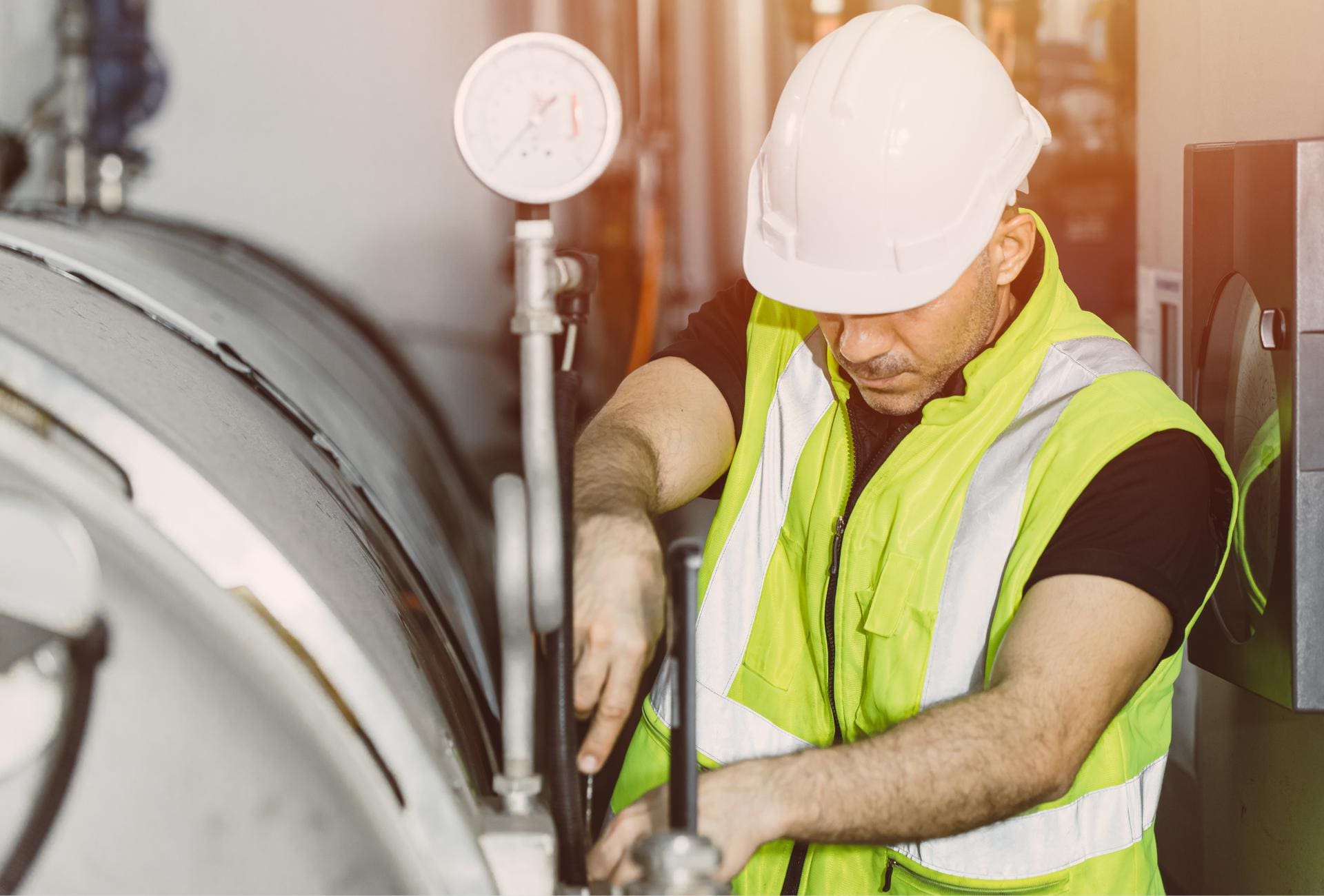 Técnico reparando la fuga de agua de una tubería.