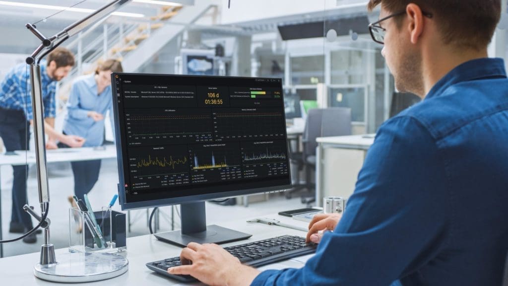 Programmeur utilisant le service de surveillance informatique de Mapex.