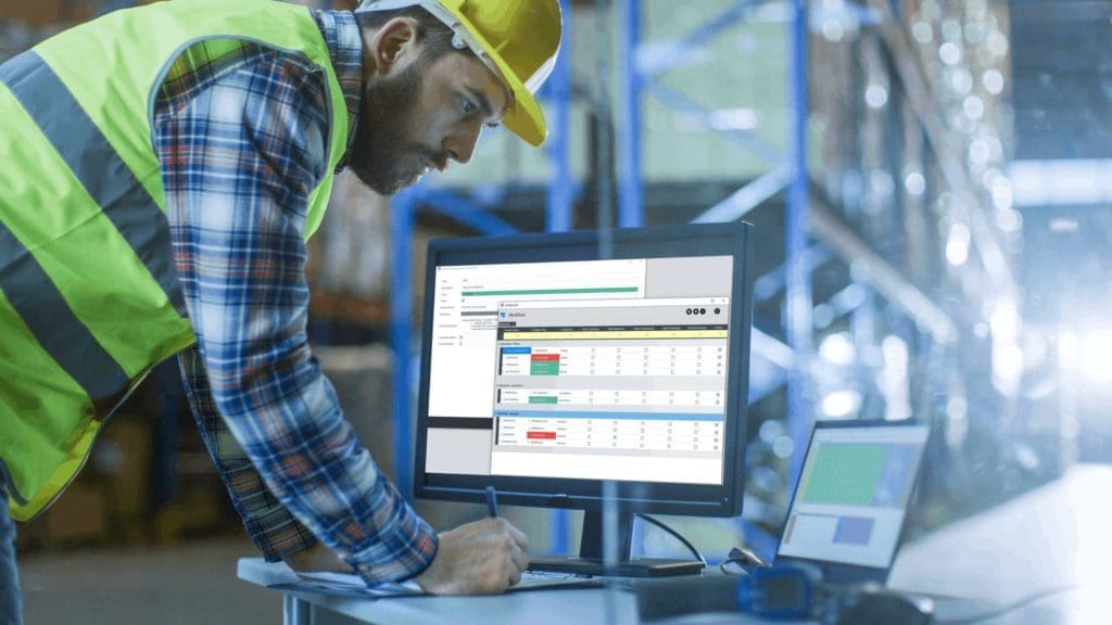 Opérateur d’usine gérant la logistique interne de l’usine industrielle avec le système MES de Mapex